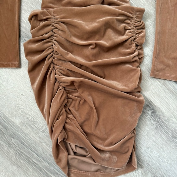 EXPRESS Women’s Camel Bodysuit & Skirt Velour Set Size XS NWT - Picture 4 of 11